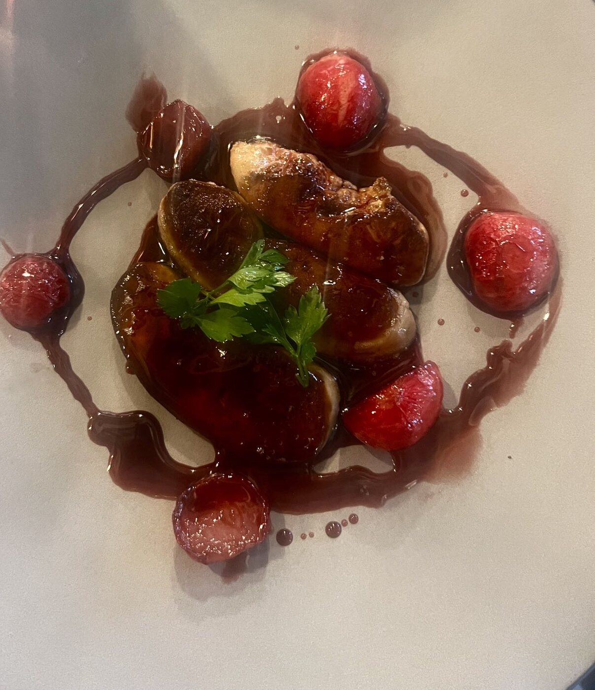 Foie gras poêlé et radis confit au cassis dressés à L’Ange20